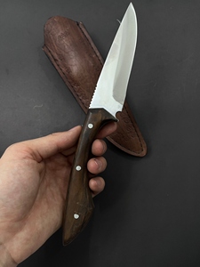 Couteau de chasse et de camping à lame fixe en acier forgé, lame partiellement dentelée, manche en bois, étui en cuir, durable - Product Image 6