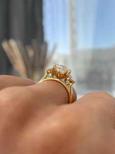 Anillo romántico con diamante de corte radiante de 3.01 quilates para mujer, de oro amarillo de 14 quilates cultivado en laboratorio, regalo de propuesta de matrimonio para novias - Product Image 3