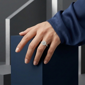 Anillo de Compromiso de Diamantes Redondos Brillantes de Platino para Mujer con Halo y Diamantes Laterales, Certificado IGI, Estilo Clásico - Product Image 5