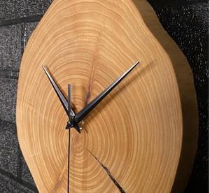 Reloj de pared de madera natural con borde vivo, hecho a mano, estilo rústico moderno, decoración para el hogar, movimiento silencioso de cuarzo, a precio económico. - Product Image 3