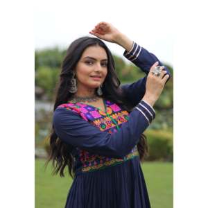 Robe de soirée Navratri Kutchi Gamthi avec travail de miroirs et dentelle Gota - Robe de soirée en satin de soie - Product Image 5