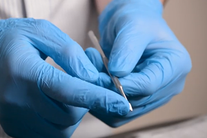 Juego al por mayor de raspador de cutículas triangular de metal y lima de uñas con empujador de cutículas de madera y herramientas de corte para manicura - Product Image 2