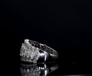 แหวนทองคำแท้ 18K ชุบโรเดียม รุ่นคลาสสิค AMBER JEWELS T-1236 สำหรับทั้งชายและหญิง ประดับด้วยหินธรรมชาติสามเม็ด รับรองโดย IGI ทรงบริลเลียนต์คัท - Product Image 3
