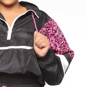 Conjunto Deportivo Y2K para Mujer con Estampado de Leopardo, Negro y Rosa, Manga Larga, Top Corto con Media Cremallera, Pantalones Cortos con Cordón, Poliéster Ligero - Product Image 6