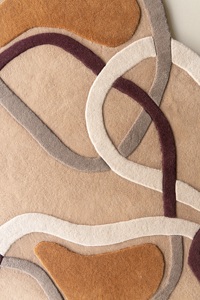 Alfombra india de lana contemporánea moderna, hecha a mano, de pelo alto, en tonos tierra cálidos, con curvas orgánicas inspiradas en paisajes naturales, de látex. - Product Image 2