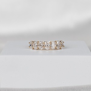 Bague à sept pierres en diamant de laboratoire ovale de 1,4 carat, monture à griffes en or jaune 14 carats, alliance élégante, bijoux fins minimalistes - Product Image 1