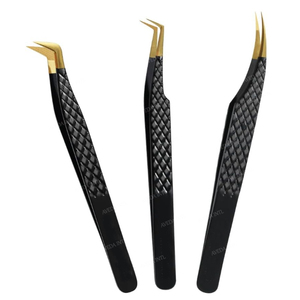 แหนบดึงขนตาปลายแหลมสแตนเลสสีทองและสีดำ ป้องกันไฟฟ้าสถิต ทนทาน พร้อมด้ามจับไฟเบอร์กันลื่น จับถนัดมือด้วยด้ามจับแบบเพชร - Product Image 1