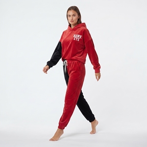 Conjunto Deportivo de Terciopelo para Mujer, en Rojo y Negro, Corte Holgado, Hombros Caídos, Puños Acanalados, Sudadera con Capucha de Manga Larga, Pantalones Deportivos con Cordón, Logotipo Personalizado - Product Image 4