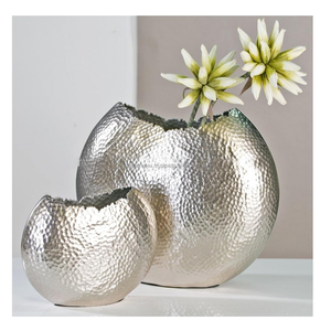 Jarrón de aluminio fundido Decoración de metal atemporal Personalización Florero elegante personalizado para el hogar y la Oficina - Product Image 1