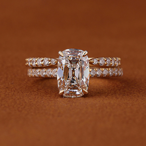 Anillo de compromiso de oro macizo de 14K con diamante cultivado en laboratorio de 5 quilates con corte cojín estilo mina antigua y banda de boda a juego con pavé - Product Image 1