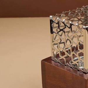 Brûleur d'encens Bakhoor moderne en métal avec base en bois, design géométrique découpé, Mabkhara - Product Image 3