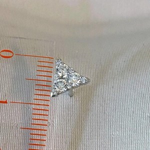 Pendientes de Diamantes con Corte Redondo en Forma de Triángulo, Cultivados en Laboratorio, Oro Blanco de 14K, Joyería Fina Moderna y Minimalista para Parejas - Product Image 4