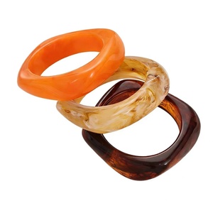 Bracelets en résine acrylique faits à la main pour femmes, bracelets de créateurs uniques - Product Image 4