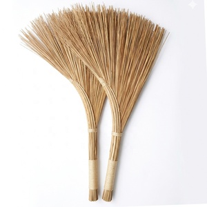 Balai en feuilles de coco naturelles écologiques pour le balayage extérieur des jardins et des rues - Product Image 4