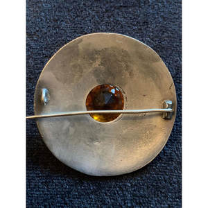 Broche celta vintage de metal blanco duradero con nudo y diseño a cuadros, con piedra central facetada, hecho a medida, al por mayor - Product Image 6