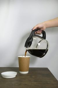Gobelets à café jetables modernes en papier kraft avec couvercles noirs pour boissons chaudes, lot de 100 pour les fêtes - Product Image 4
