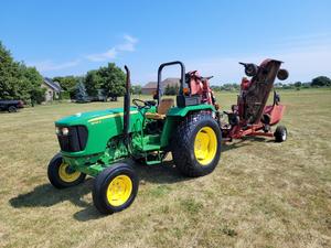 Tracteur utilitaire John Deere 5065E 65 CV, options 2 roues motrices et 4 roues motrices, tracteur agricole avec cabine confortable et pack haute efficacité énergétique Pro - Product Image 3