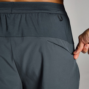 Shorts de course gris personnalisés pour hommes en polyester avec imprimé lettres sur le devant, taille élastique, séchage rapide, style sportif - Product Image 3