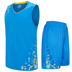 Ensemble d'uniformes de basketball haut de gamme avec technologie de tissu léger, graphismes dynamiques et présentation d'équipe professionnelle - Product Image 6