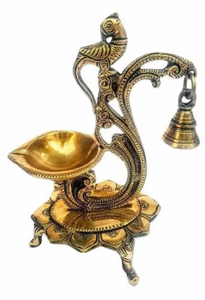 Support de Diya en laiton en forme de paon pour décoration d'événements, éclairage décoratif, Diya en laiton en forme de paon avec cloche, par l'exportateur à un prix raisonnable - Product Image 3
