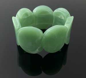 Bracelet artisanal en résine de marbre vert, avec disques de galets épais, style jade menthe, extensible, bijou en résine élastique - Product Image 1