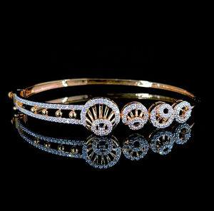 Bracelet jonc en argent sterling avec pierres rondes en grappe halo, accessoire de joaillerie fine de luxe - Product Image 1