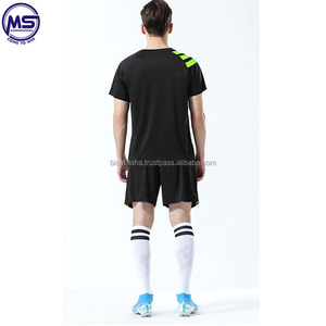 Maillot de football uni pour hommes 100% polyester avec logo et nom d'équipe personnalisés Service OEM Haute qualité - Product Image 3