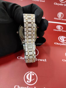 Prêt à Expédier Montre de Luxe pour Hommes Style Moderne Moissanite Iced Out Boîtier en Acier et Cadran en Verre Fenêtre Affichage Analogique par les Exportateurs - Product Image 5