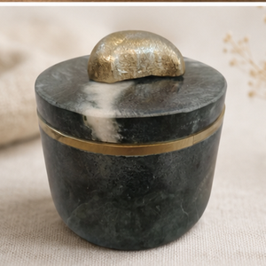 Pot décoratif rond en pierre noire avec bande dorée et bouton en forme de feuille, décoration minimaliste pour la maison - Product Image 3