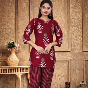 Conjunto de dos piezas de poliéster y rayón premium con estampado floral color borgoña de moda para mujer, conjunto de ropa urbana con cuello redondo y pantalones para dama. - Product Image 1