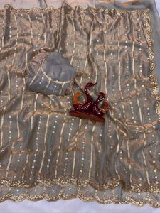 Blouse de sari en soie indienne élégante et tendance avec motif ethnique, idéale pour les fêtes et mariages, en tissu doux, dernière collection de vêtements féminins. - Product Image 4