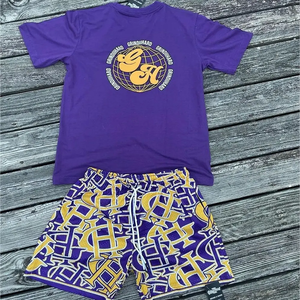 Conjunto de camiseta gráfica morada y pantalones cortos estampados para hombre, conjunto informal de dos piezas para verano, ropa urbana con estampado personalizado, venta al por mayor en el Reino Unido - Product Image 1