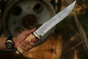 Couteau Bowie droit artisanal en acier Damas avec manche en os, pour le camping, la survie et la chasse, de la marque A&M ENTERPRISES. - Product Image 2