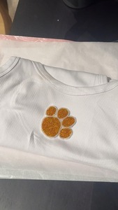 เสื้อกล้ามคอวีแบบใหม่สำหรับผู้หญิง ความยาวปกติ ดีไซน์หรูหรา แต่งโบว์ลูกไม้ ติดกระดุม ผลิตด้วยมือ เป็นมิตรต่อสิ่งแวดล้อม ผลิตโดยผู้ผลิตเสื้อผ้า - Product Image 3