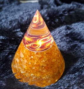 Pyramide d'orgonite en citrine naturelle, générateur d'énergie en cristal, pyramide de guérison Reiki faite à la main, attraction de richesse, décoration Feng Shui - Product Image 3