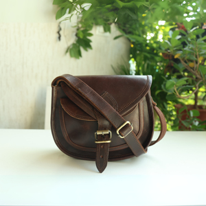 Sac fourre-tout bandoulière en cuir artisanal marron vintage style paysager avec sangle réglable pour voyage unisexe, idéal comme cadeau - Product Image 4