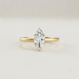 Anillo de Compromiso y Boda Clásico con Moissanita de Corte Brillante Redondo, Oro Amarillo de 14K con Engaste de Garras, Joyería Fina para Mujer - Product Image 2