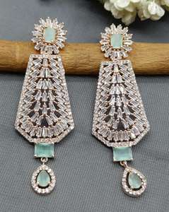 Boucles d'oreilles luxueuses à finition or rose avec des détails fins idéales pour les vêtements quotidiens et de fête d'Inde - Product Image 2