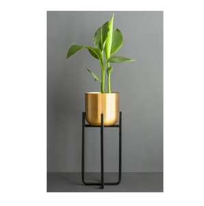 Maceta decorativa de metal diseñada para balcones, patios y decoración elegante del interior del hogar. - Product Image 2
