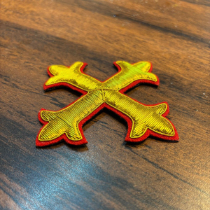 Patch brodé croix dorée avec bordure rouge, à coudre, style classique, applique pour vêtement - Product Image 3