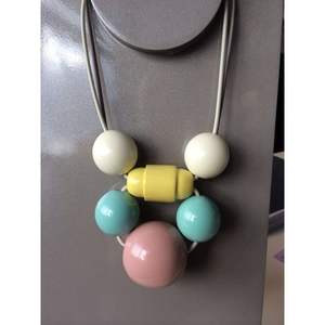 Collier moderne en résine et bois fait main avec accessoires de mode en cristal, fini avec une touche artisanale - Product Image 1