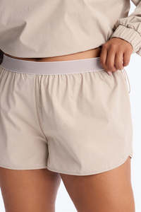 Ensemble deux pièces décontracté et sportif pour femme : veste coupe-vent courte beige à demi-zip et short à taille élastique - Product Image 6