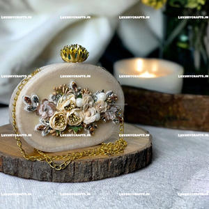 Bolso de mano de noche de resina azul y blanca de lujo para mujer Hermosa creación con acentos dorados Precio competitivo - Product Image 1