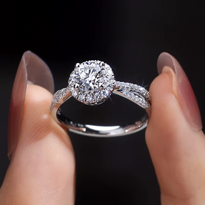 Bague de fiançailles pour femme en or blanc avec diamant rond taille brillant et diamants pavés sur les côtés, style classique, certifiée GIA - Product Image 4