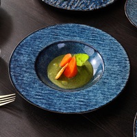 Service de table élégant en céramique et porcelaine sans BPA, avec glaçure bleue réactive au four, assiettes, bols et tasses texturés en relief, compatible lave-vaisselle