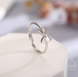 Anillo de Pasta Farfalle de Plata de Ley con Acabado en Plata o Oro, Talla Ajustable, Joyería con Diseño Divertido y Original - Product Image 1