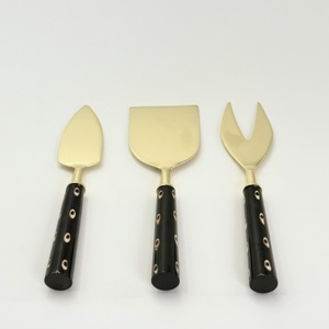 Ensemble élégant de couteaux à fromage avec manches en résine noire et lames en acier inoxydable doré, 3 pièces, outils de découpe de fromage pour plateaux - Product Image 4