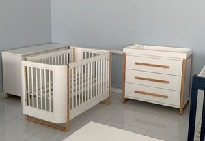 Lit bébé en bois blanc à coins arrondis avec lattes en bois naturel, lit d'enfant en kit, fabricant vietnamien - Product Image 3