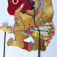 Marionnette de Wayang Kulit Buto Terong en cuir indonésien éco-responsable, artisanale, décor culturel traditionnel javanais ethnique
