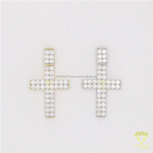 Colgante de Cruz Pequeño Hecho a Mano con Diseño de Joyería de Lujo con Moissanita - Product Image 4